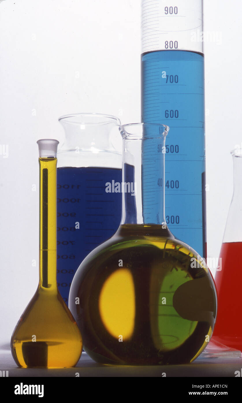 Cilindri di chimica e matracci Foto Stock