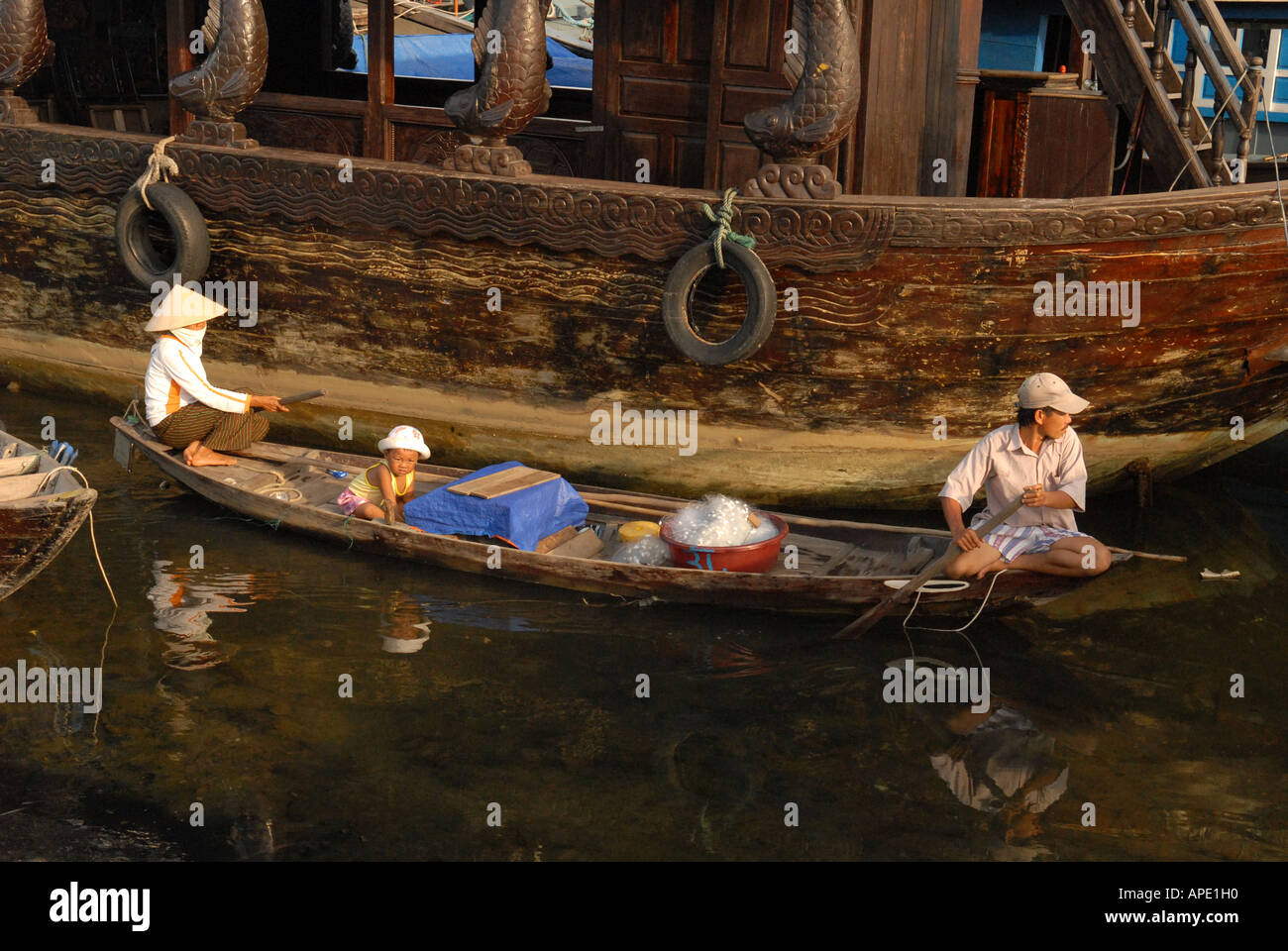 Famiglia in sella a una barca su Thu Bon River città di Hoi An Quang Nam Provincia del Vietnam Foto Stock