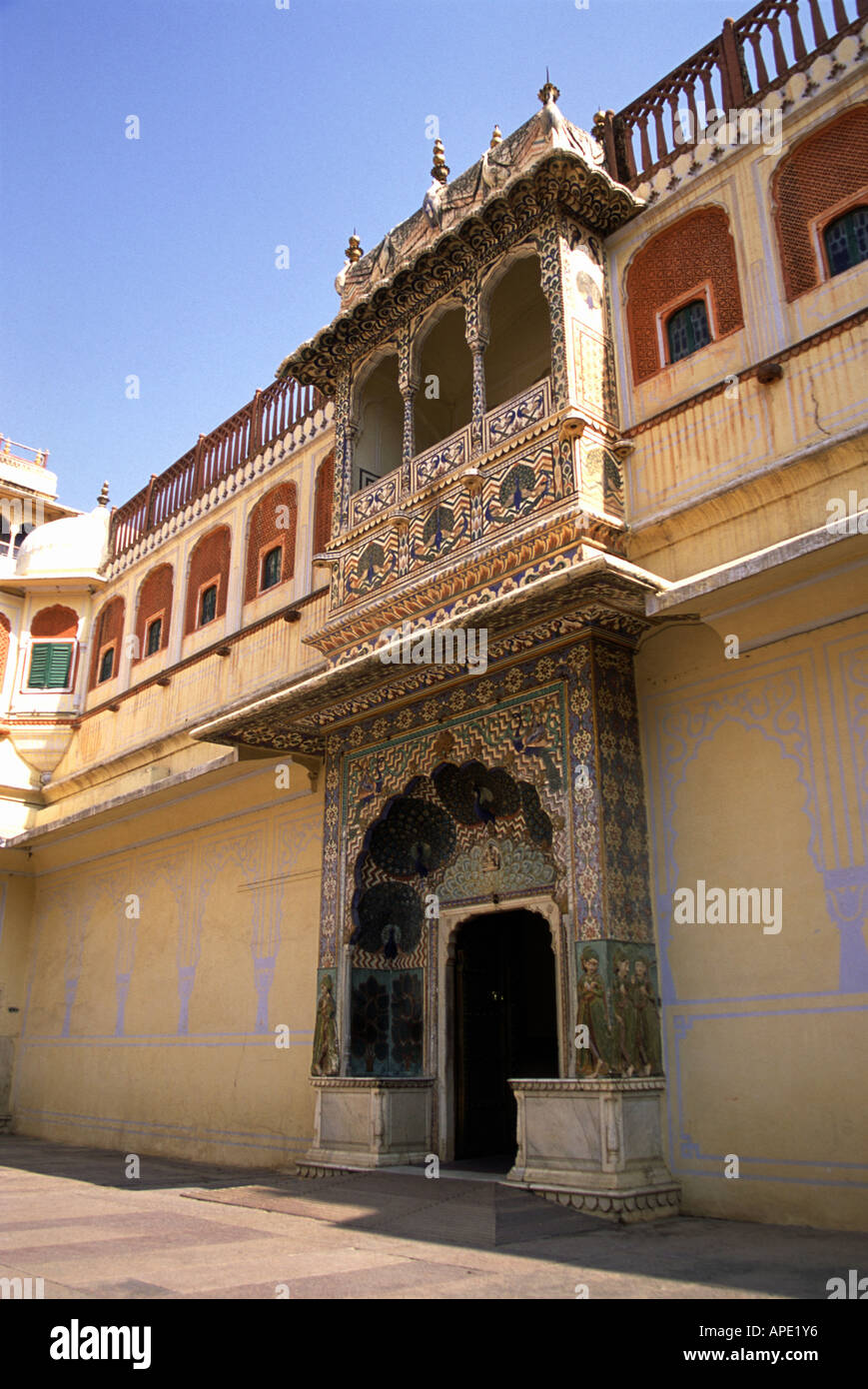 Il Peacock Gate nel Chandra Mahal cortile nel palazzo di città a Jaipur India Rajasthan Foto Stock