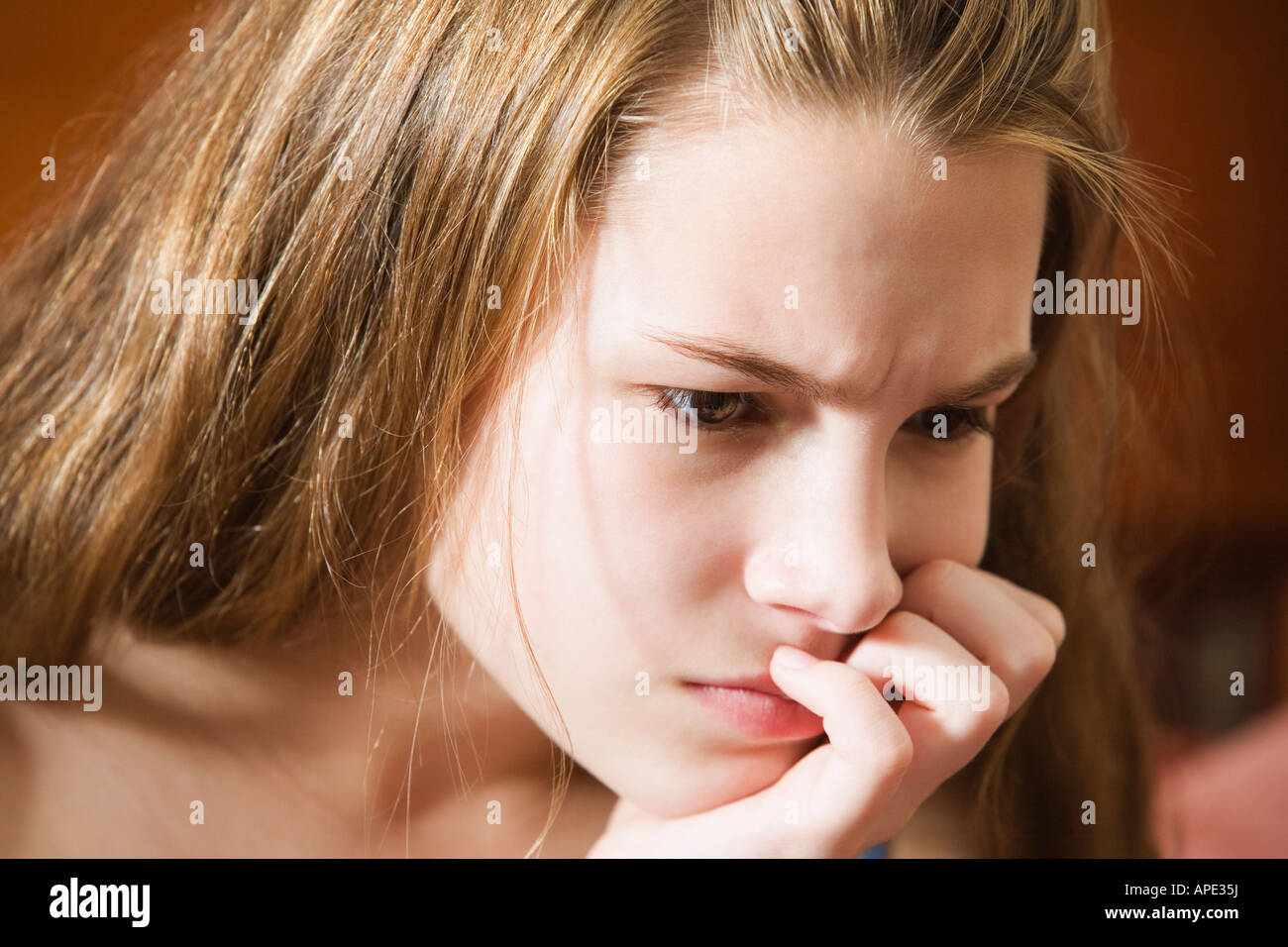 Una giovane donna in un umore contemplativo. Foto Stock