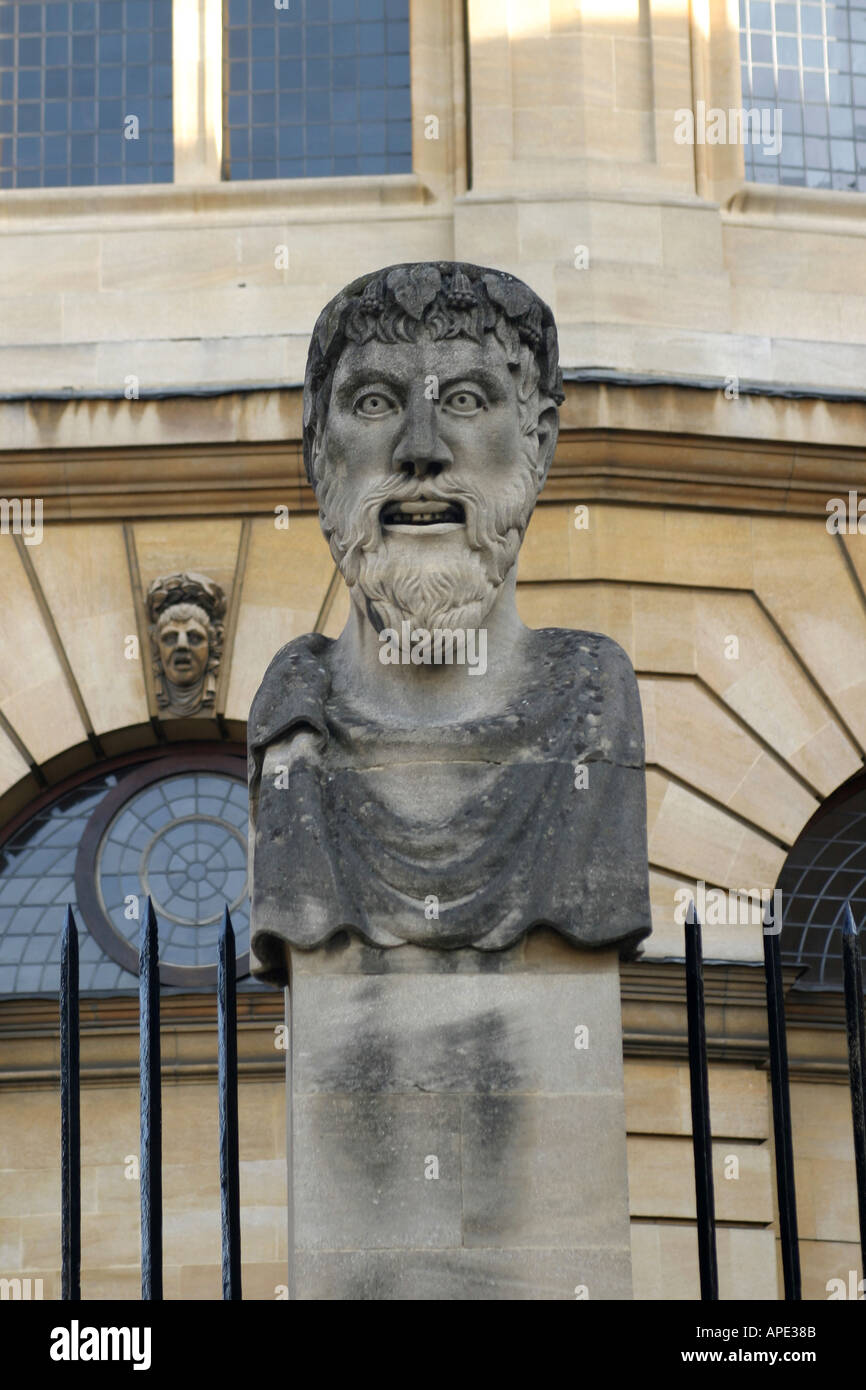 Uno degli imperatori teste con il Sheldonian Theatre dietro Foto Stock