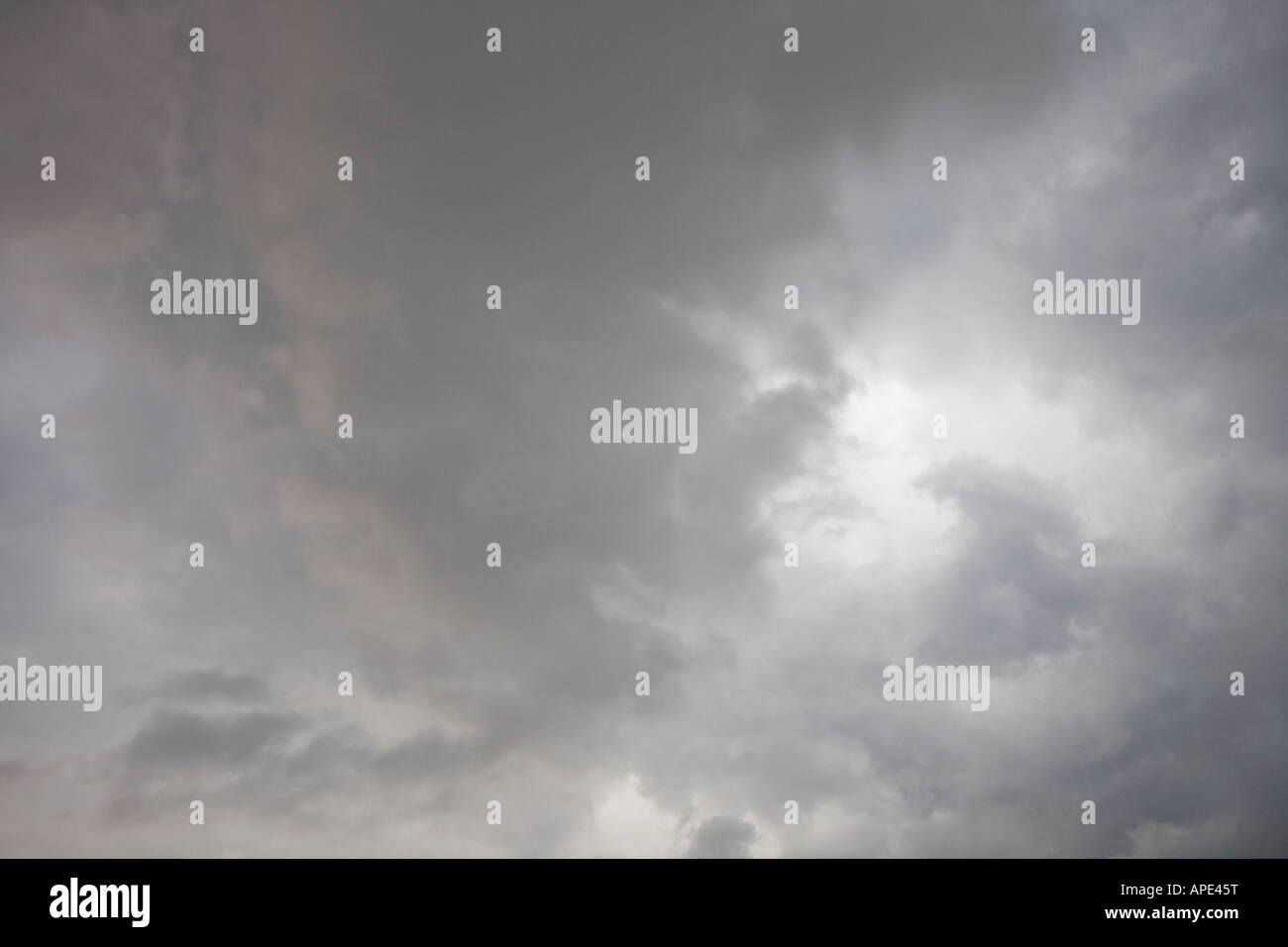 Tempeste nuvole raccogliere overhead. Foto Stock