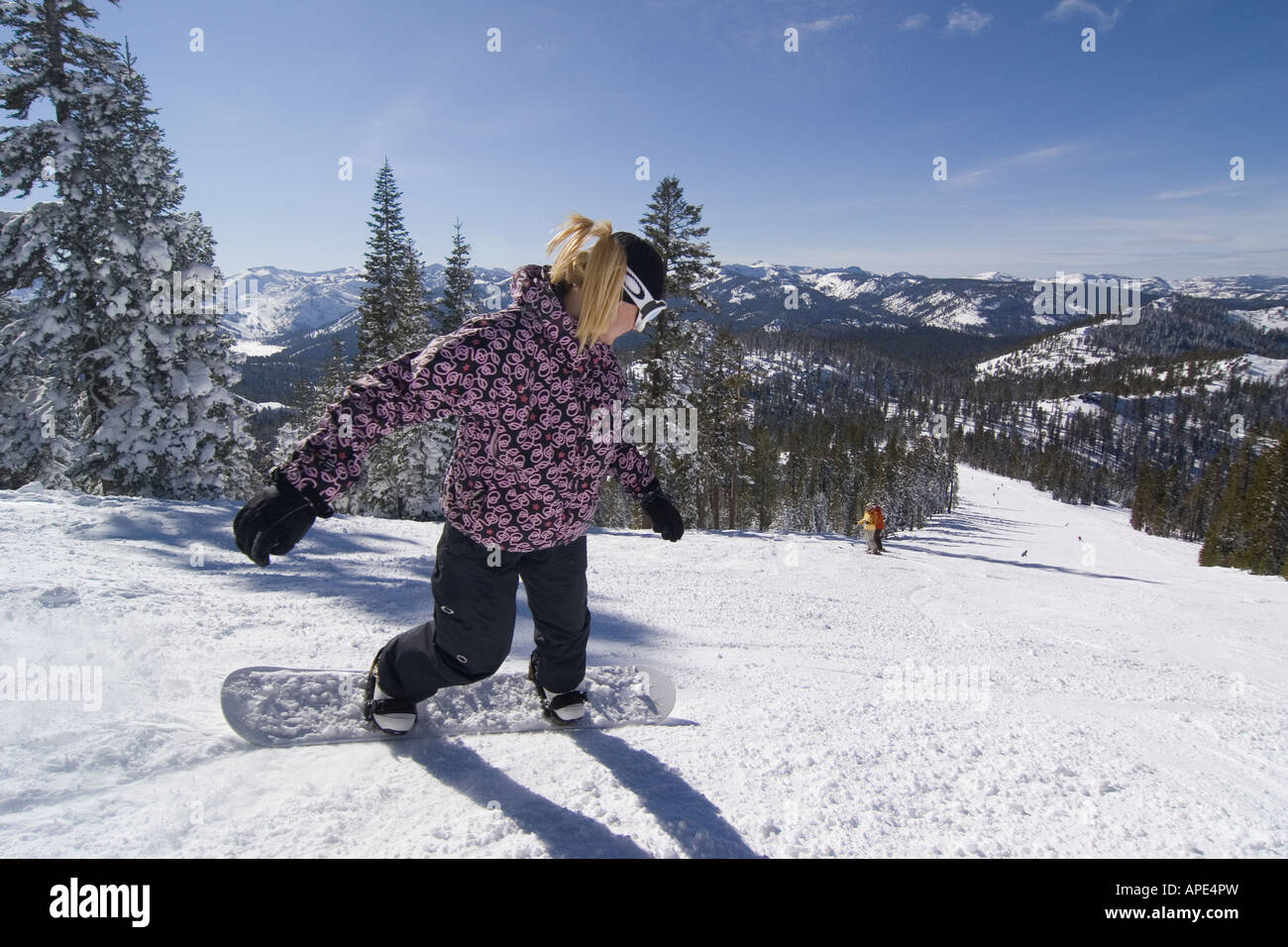 Una donna lo snowboard su piste per correre a Northstar ski area nei pressi del lago Tahoe in California Foto Stock