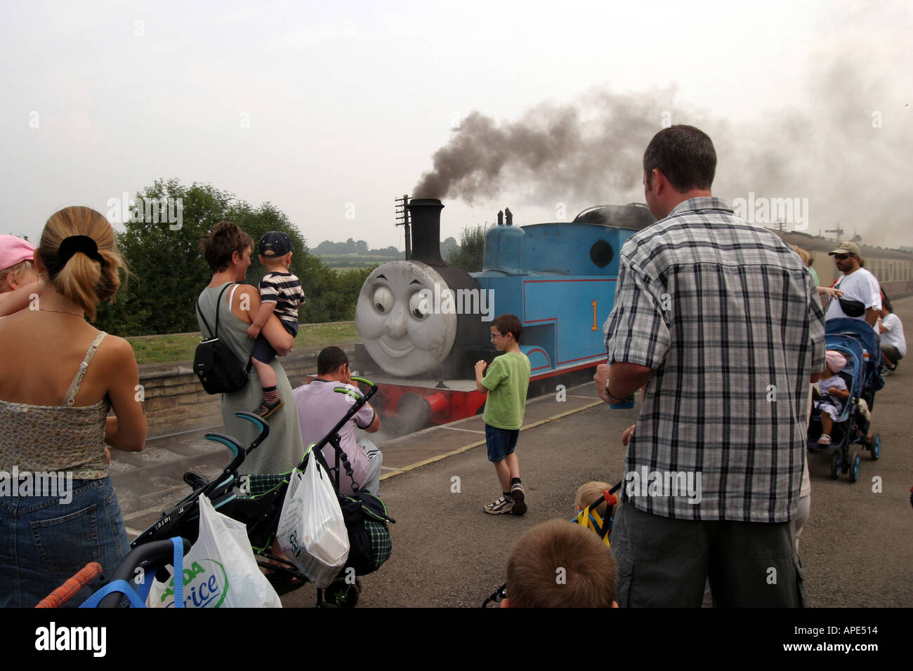 Il giorno fuori con Thomas presso la ferrovia Midland Butterley Foto Stock