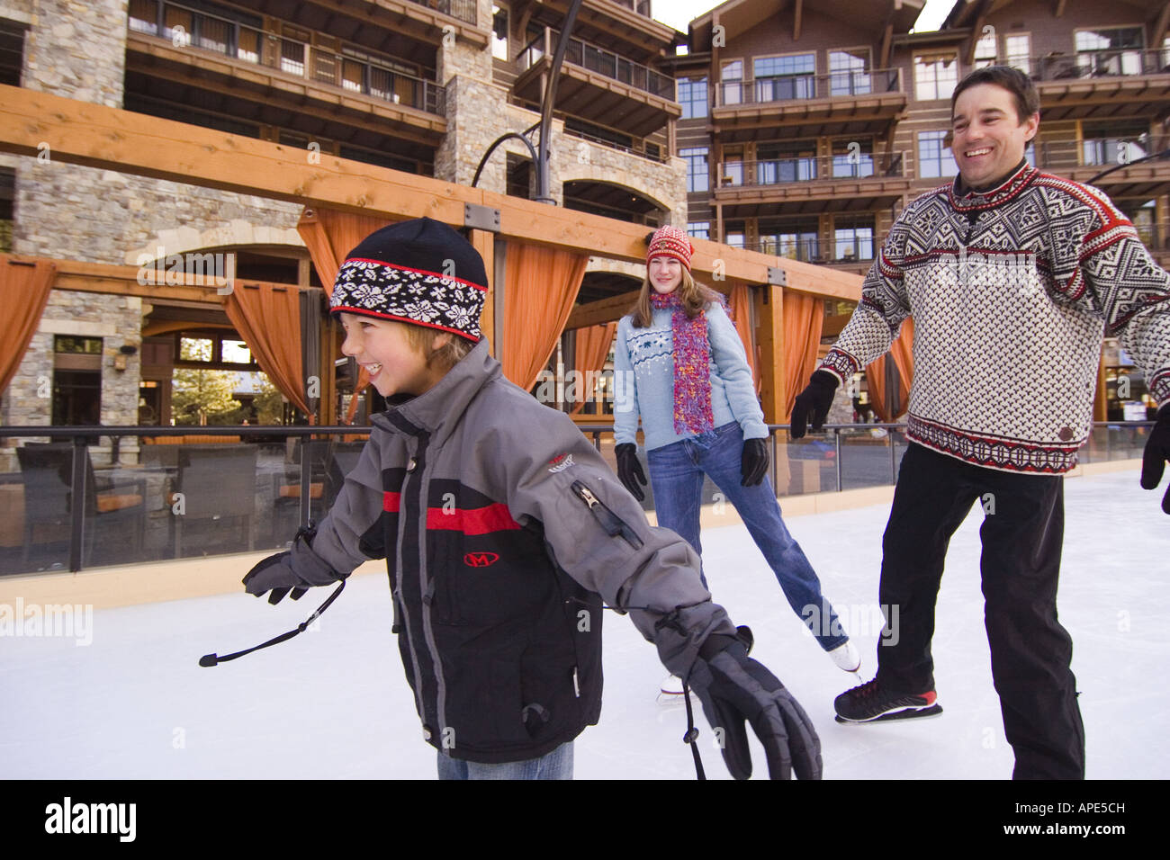 Una famiglia pattinaggio sul ghiaccio at Northstar ski resort vicino al lago Tahoe in California Foto Stock