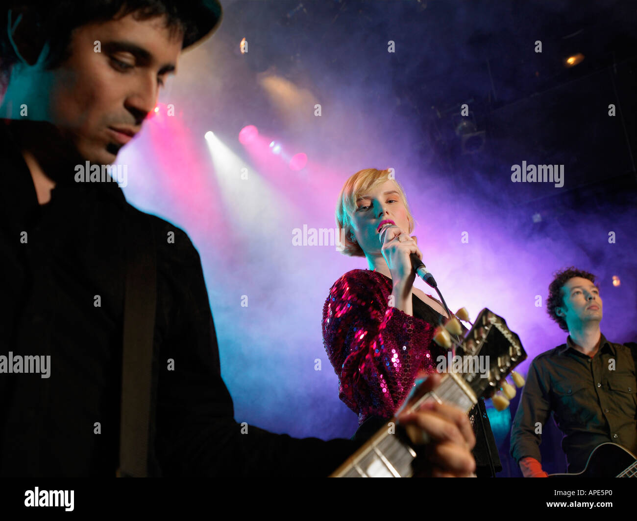 Rock band sul palco in concerto a basso angolo di visione Foto Stock