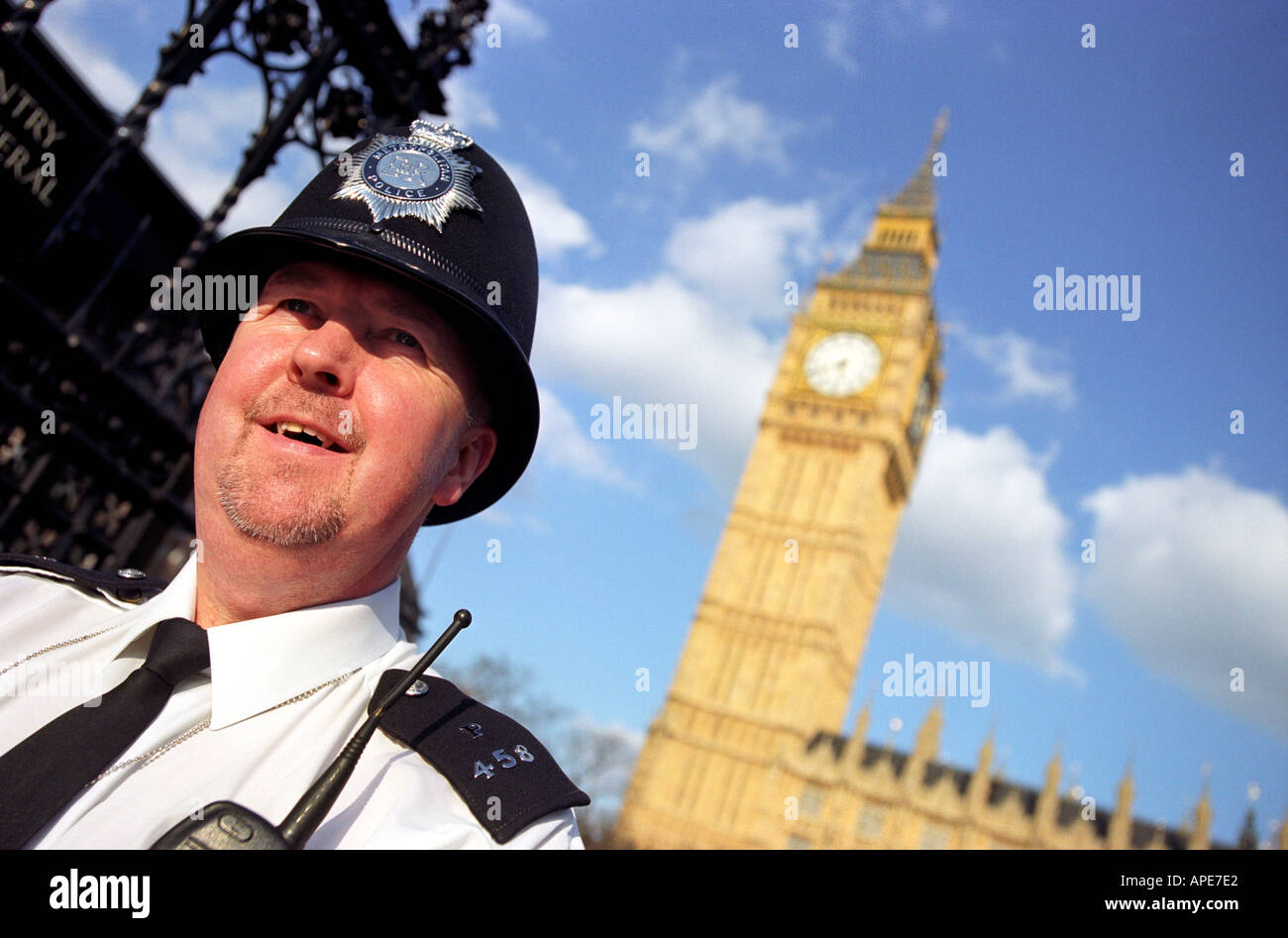 Funzionario di polizia al di fuori della sede del Parlamento che mostra il Big Ben a Londra England Regno Unito Foto Stock