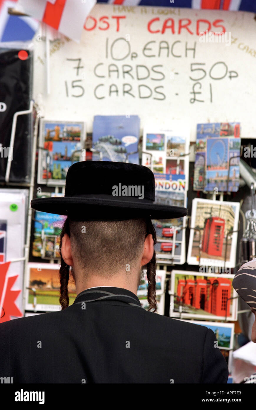 Un ebreo ortodosso a una cartolina di stand in Londra England Regno Unito Foto Stock