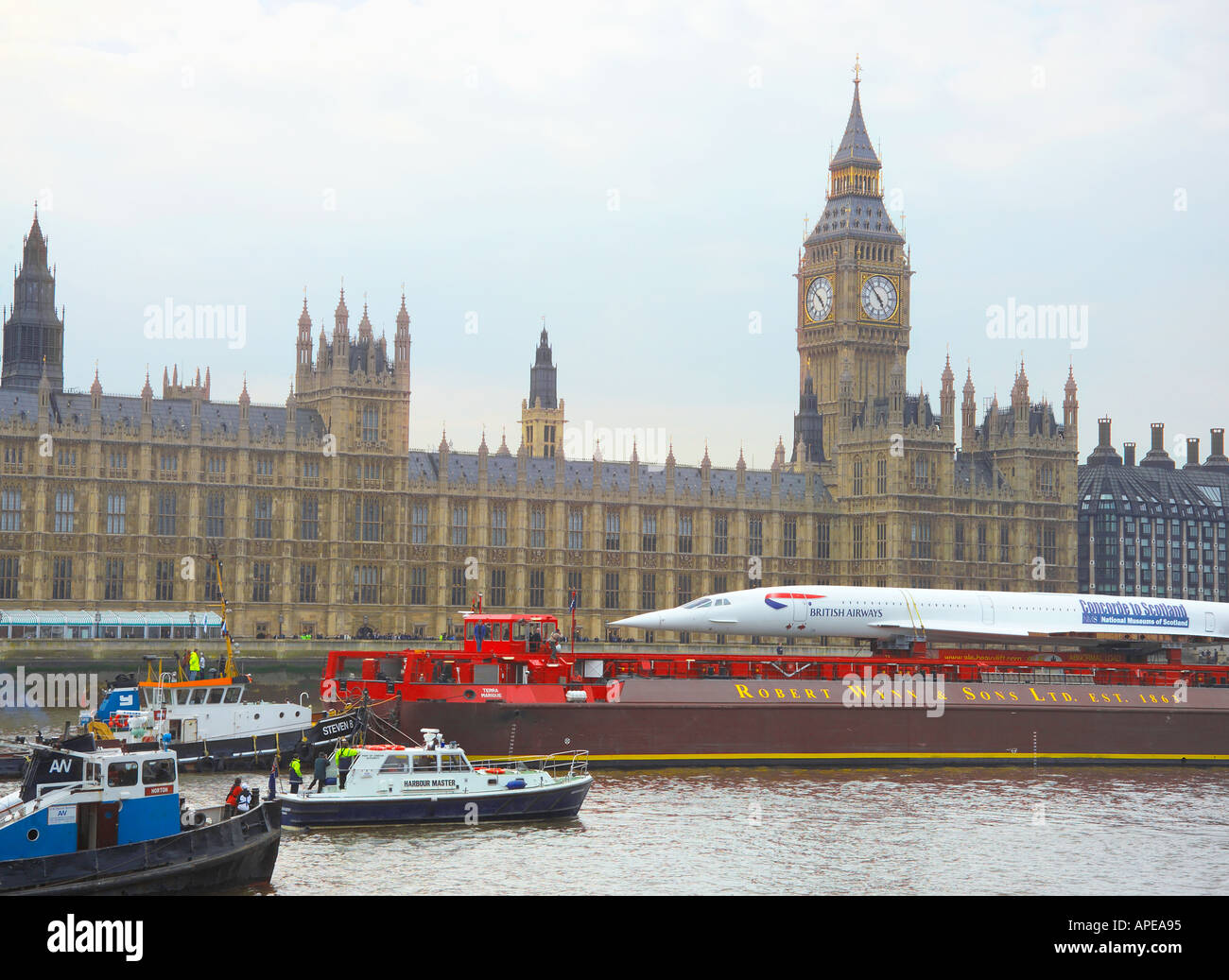 UK, Londra, la Casa del Parlamento e Concorde G-BOAA, destinati al Museo del Volo in East Lothian, Scozia Foto Stock