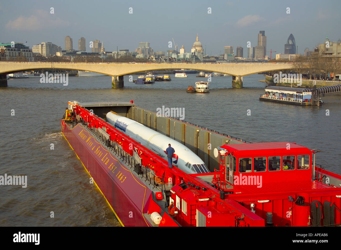 Regno Unito, Inghilterra, Londra, Concorde, G-BOAA destinati al Museo del Volo in East Lothian, Scozia, Waterloo Bridge e la città al di là Foto Stock