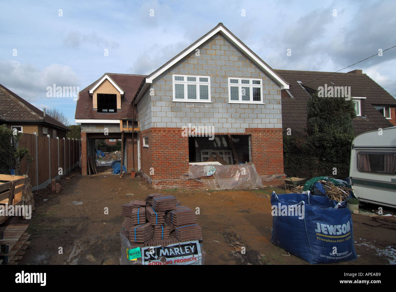Terreno edificabile con casa indipendente in costruzione visto subito dopo il completamento dei lavori sul tetto Essex Inghilterra UK Foto Stock