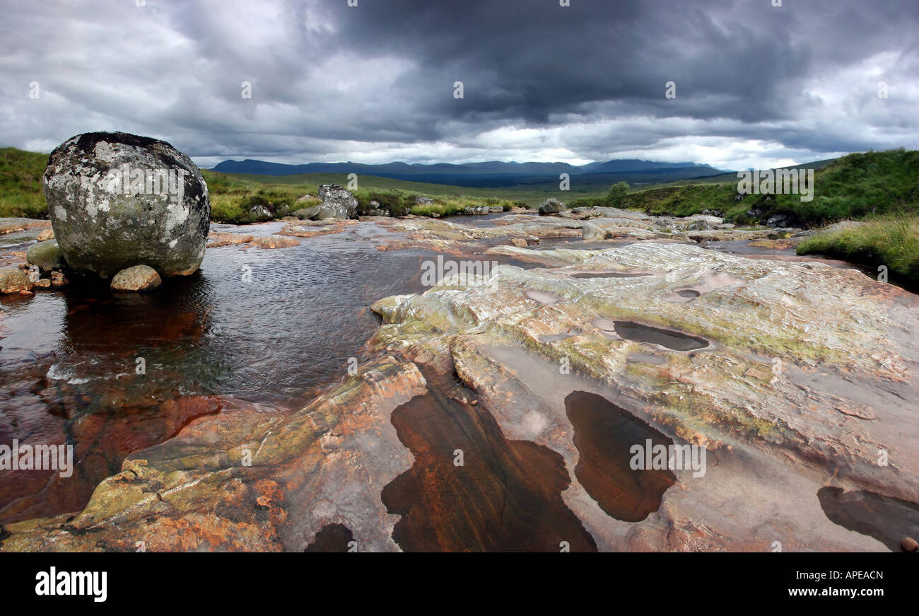 Allt Eigheach. Un piccolo fiume highland in Scozia Foto Stock