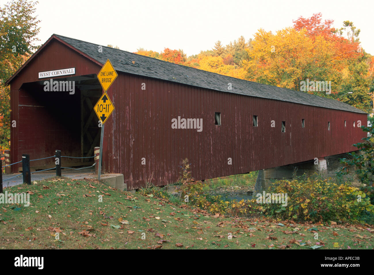 Rosso ponte coperto e strada a West Cornwall in autunno nel Connecticut rurale Foto Stock