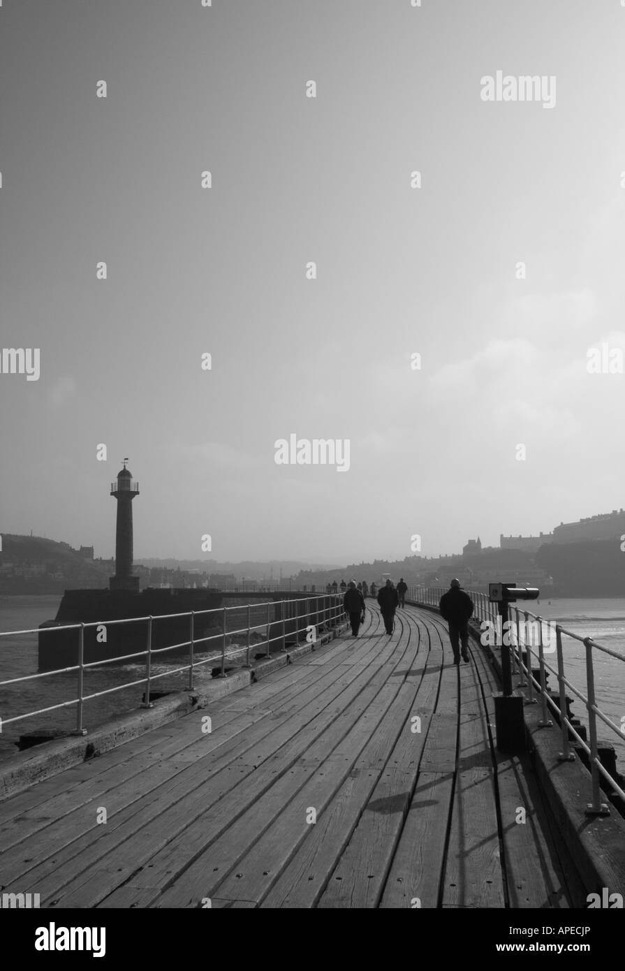 Vista da Whitby North Pier guardando indietro verso la città Foto Stock