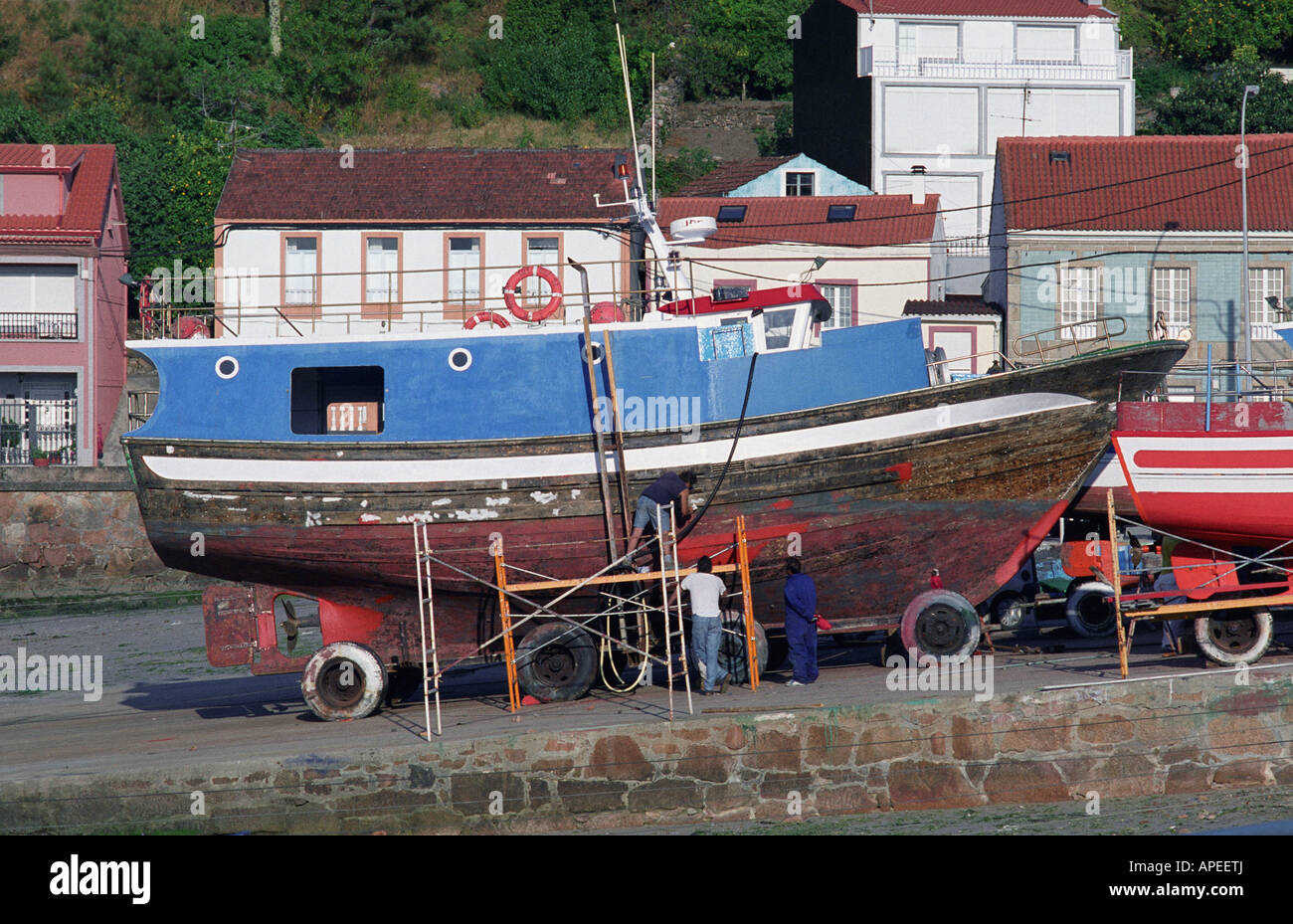 Riparazione barche nel villaggio di pescatori di El Pindo La Coruna Galizia Spagna Foto Stock