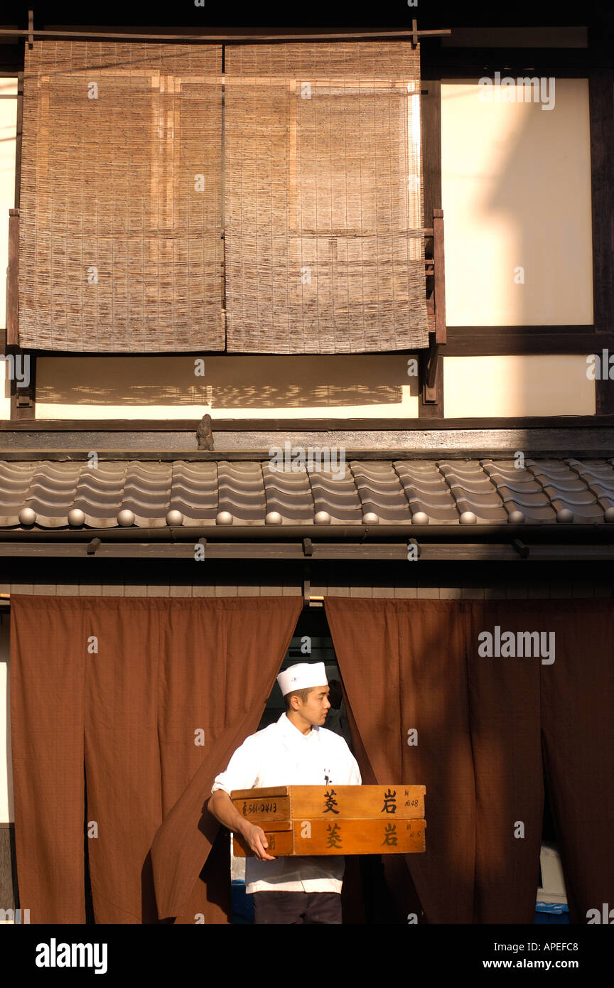Un cuoco che emerge da un ristorante nel quartiere di Gion a Kyoto in Giappone 2004 Foto Stock