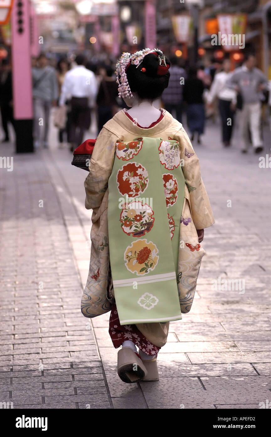 Una maiko a piedi per un appuntamento nel quartiere di Gion a Kyoto in Giappone 2004 Foto Stock