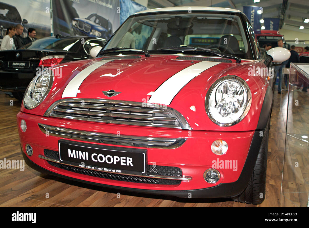 Mini Cooper in una sala di esposizione Foto Stock