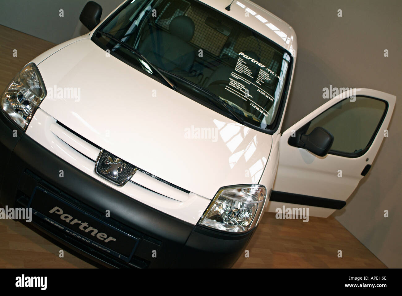 Peugeot Partner Van in una sala di esposizione Foto Stock