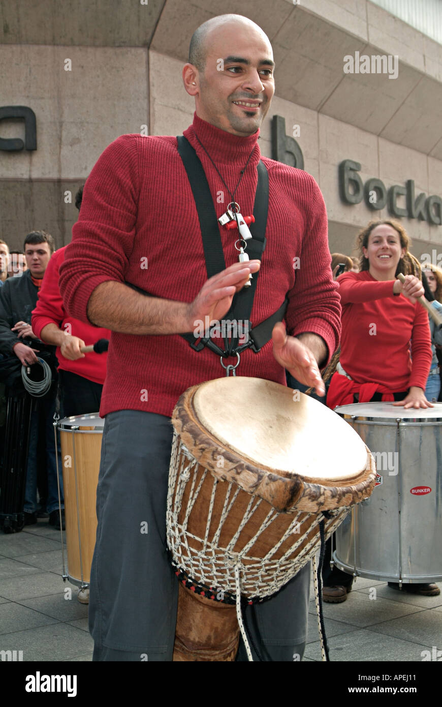 Bongo Player performing live su una strada di città Foto Stock