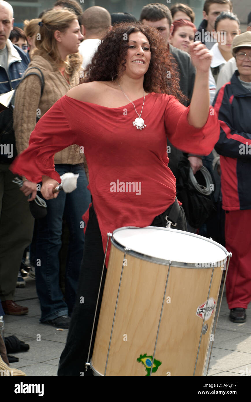 Batterista femmina performing live su una strada di città Foto Stock
