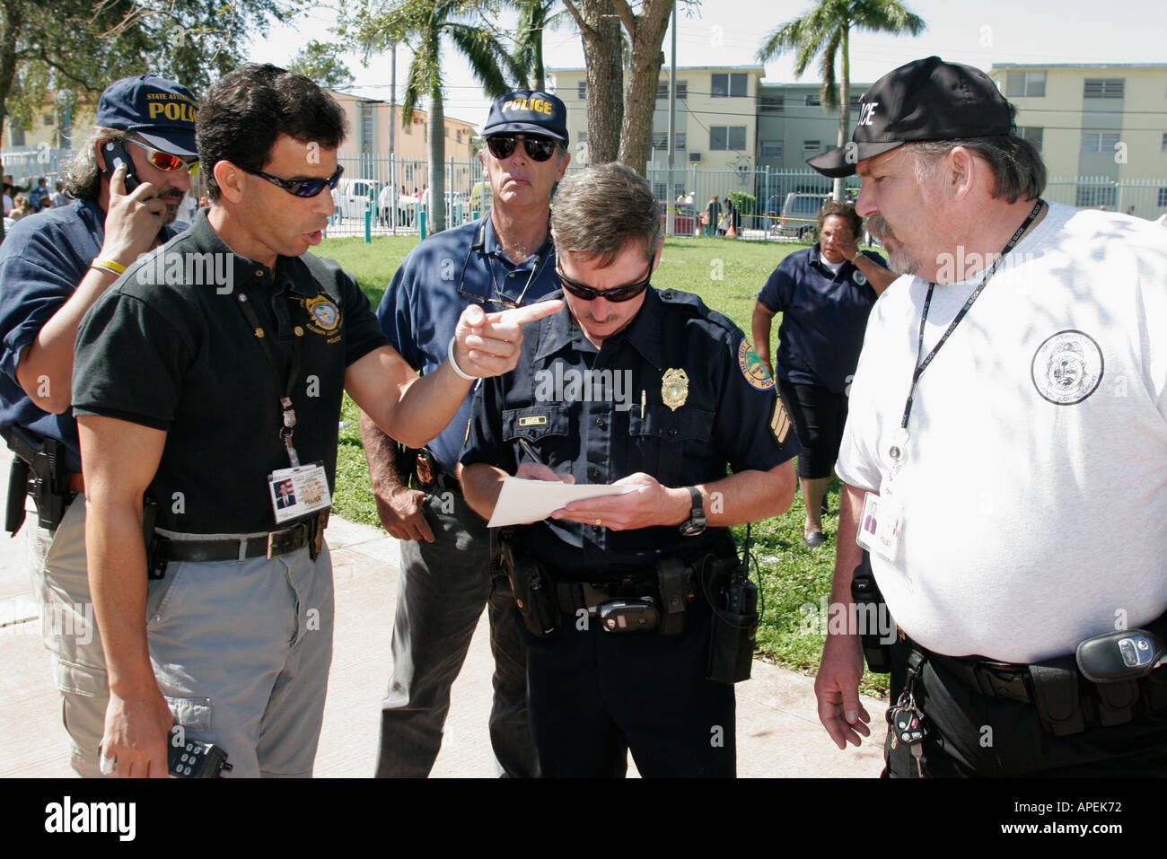 Miami Florida, Orange Bowl, meteo, uragano Wilma, cibo gratuito, acqua, ghiaccio, FEMA, polizia di città, polizia di stato avvocato, visitatori viaggio turistico tour Foto Stock