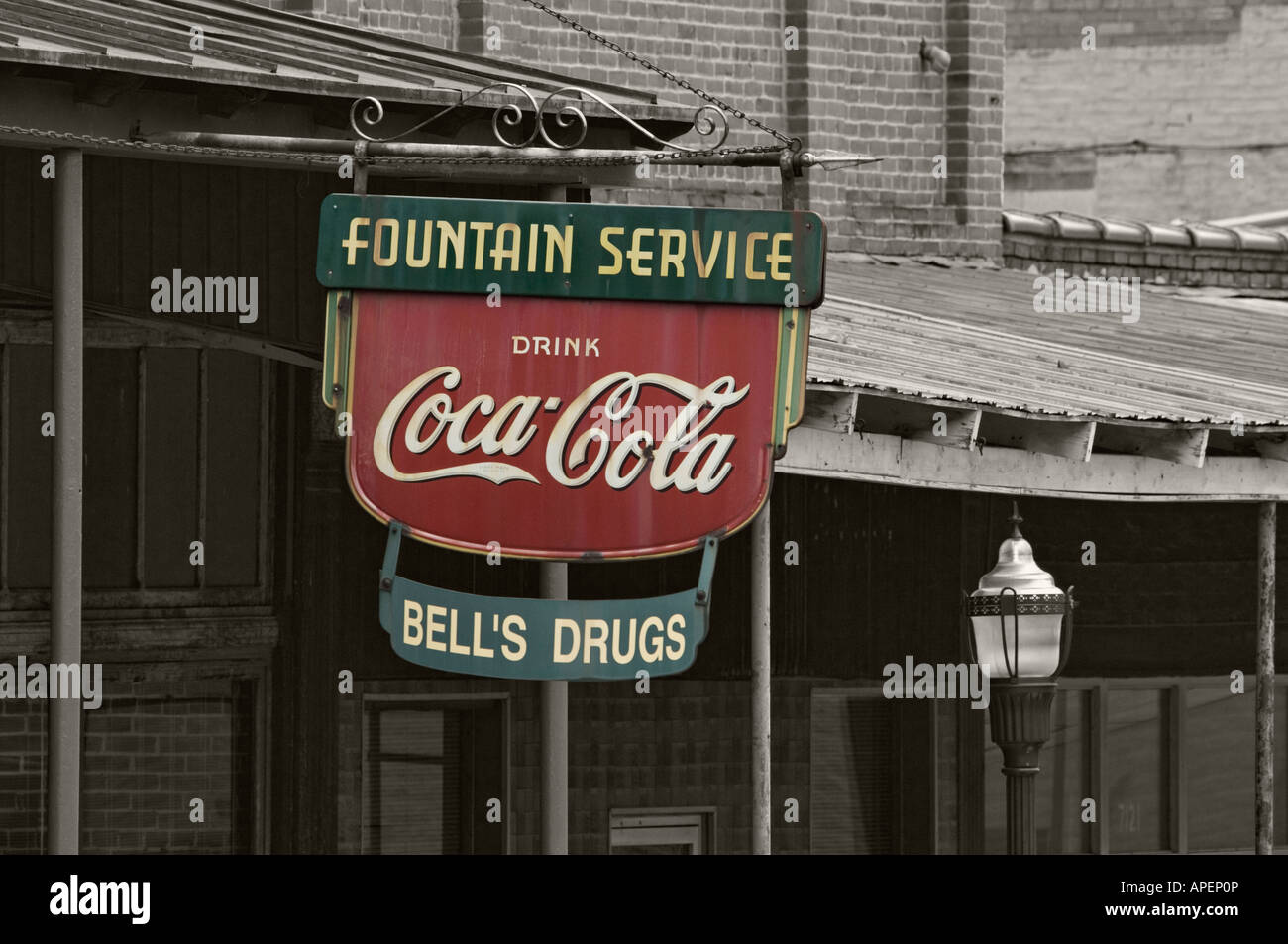 Vecchia insegna per Bell's farmaci pubblicità Coca Cola e fontana Service Sebree Kentucky Foto Stock