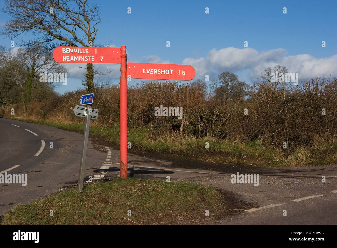 Il Dorset Red Post su strada secondaria giunzione tra Evershot e Benville Foto Stock