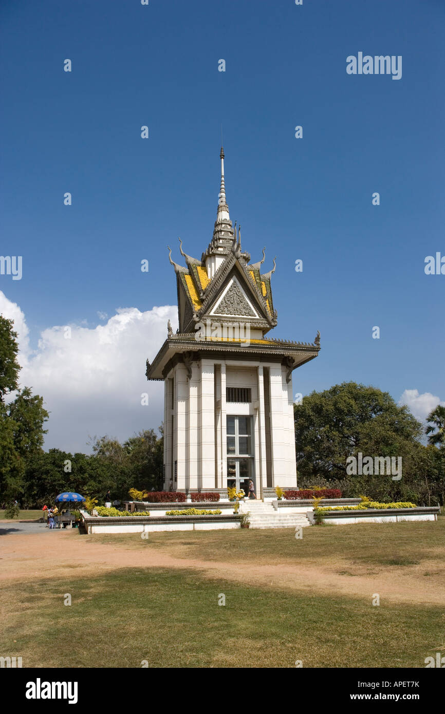 Memorial Stupa in corrispondenza dei campi di sterminio di Choeung Ek Phnom Penh Cambogia Foto Stock