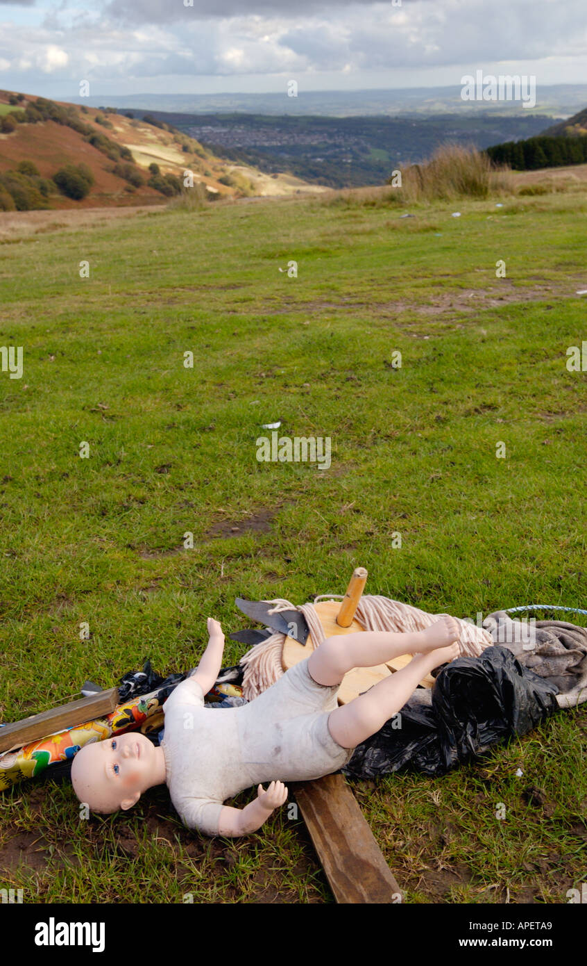 Childs bambola e altri rifiuti domestici oggetto di dumping in cima a una montagna in aperta campagna a Cefn Presepe Gwent South Wales UK Foto Stock