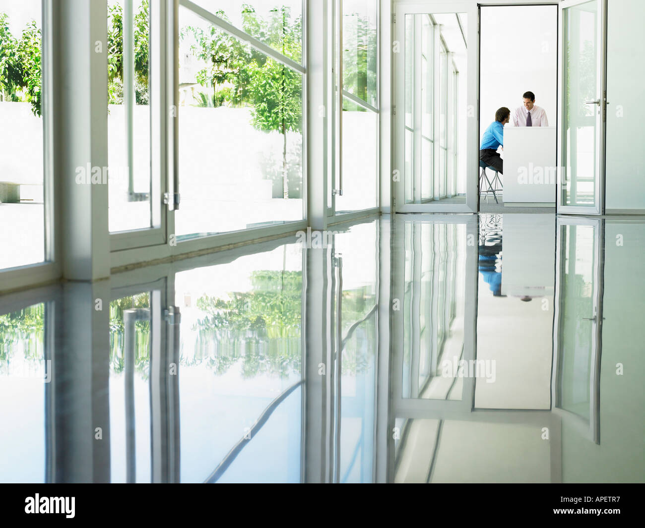 Riunione di imprenditori visualizzati tramite open office porta Foto Stock