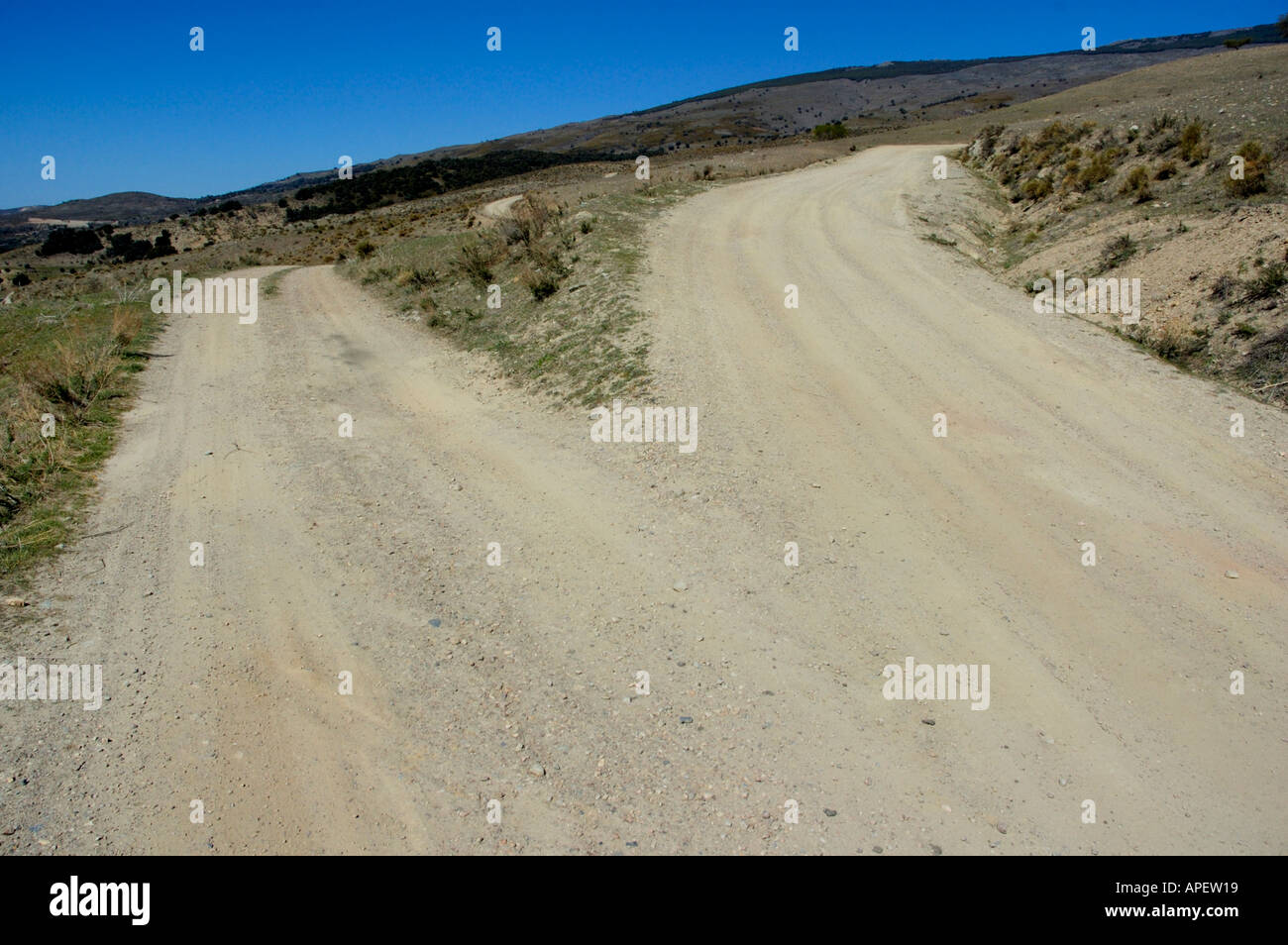 Strada sterrata si biforca in due nella Alpujarras montagne, Andalusia, Spagna. Foto Stock