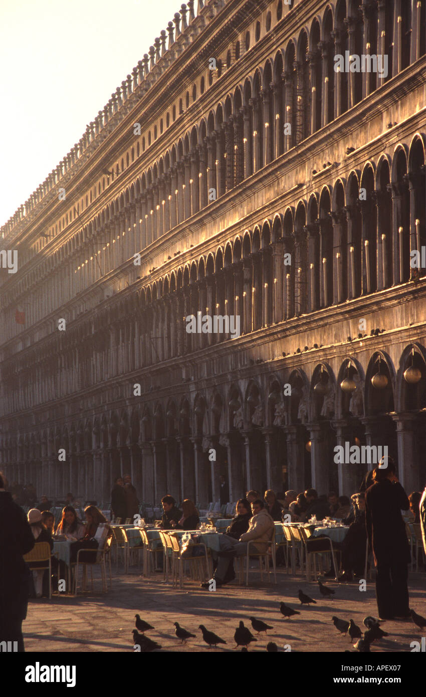 Venezia, Italia. Caffè e gli edifici su Piazza San Marco), con persone godendosi un po' di sole invernale. 2004. Foto Stock