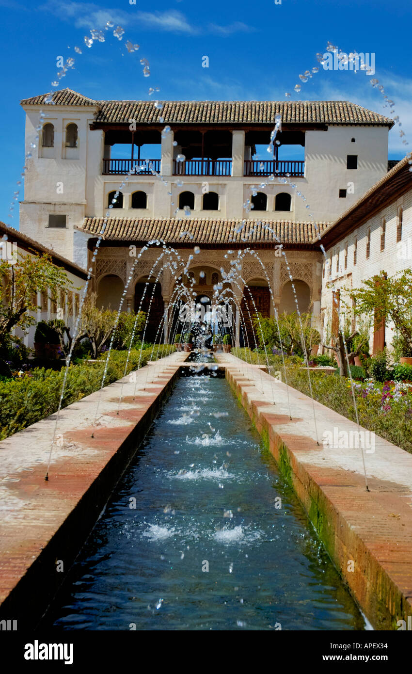 Fontane ad acqua, Patio de la Acequi, Giardini Generalife nell'Alhambra, un antico palazzo del XIV secolo a Granada, Andalusia. Foto Stock