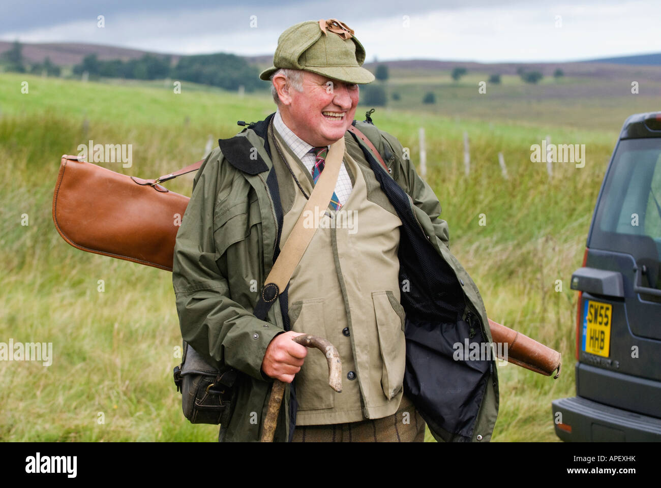 Anziano Signore portando la pistola caso sulla concessione castello nei pressi di Moro Aviemoor Scozia Scotland Foto Stock