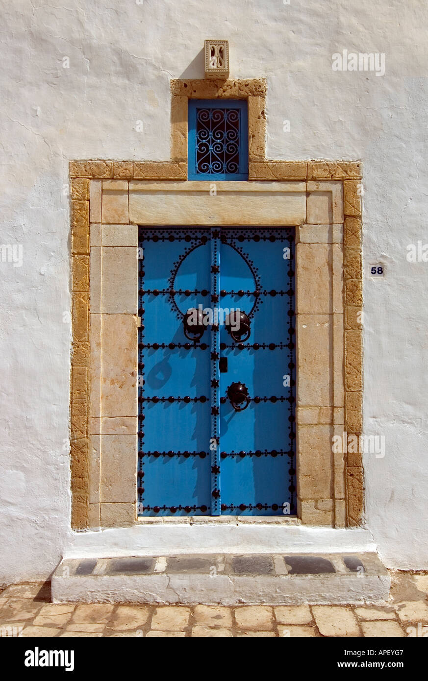 Porte decorate nel villaggio di Sidi Bou Said, Tunisia. Foto Stock