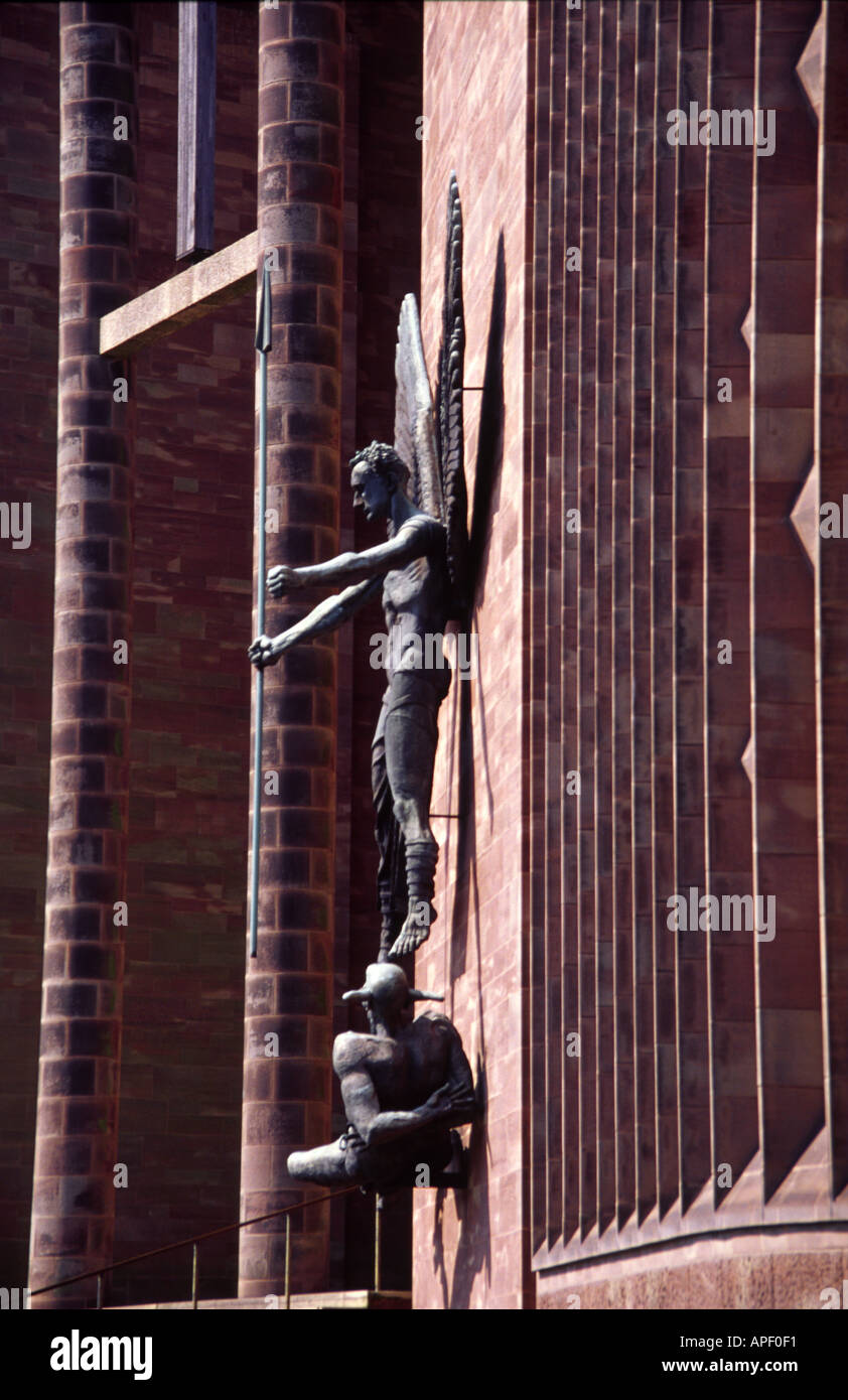 La scultura di San Michele e il diavolo nella nuova Cattedrale Coventry Inghilterra Foto Stock