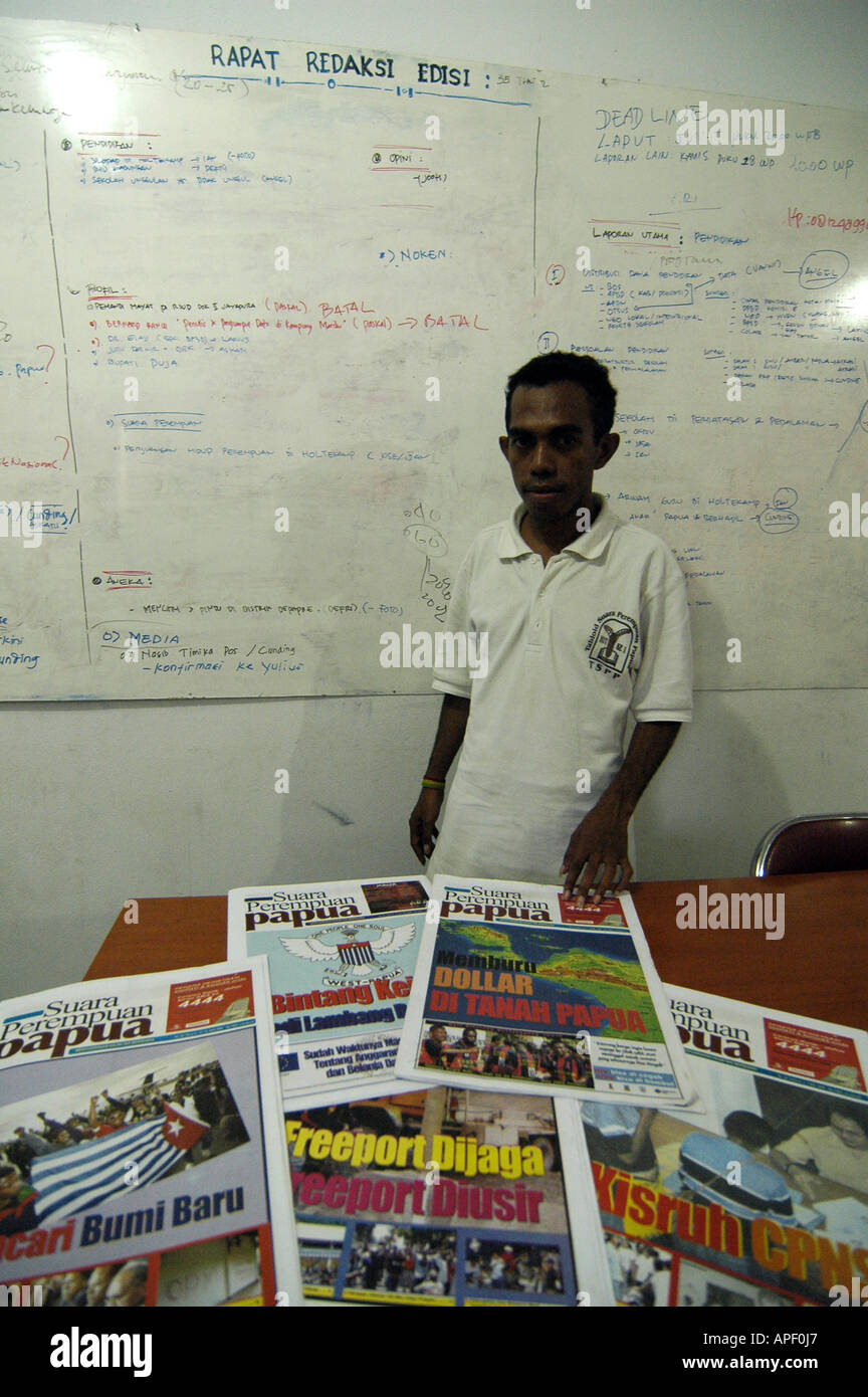 Ritratto di un giovane giornalista che mostra la rivista independentist sta lavorando per, di Jayapura, Indonesia. Foto Stock