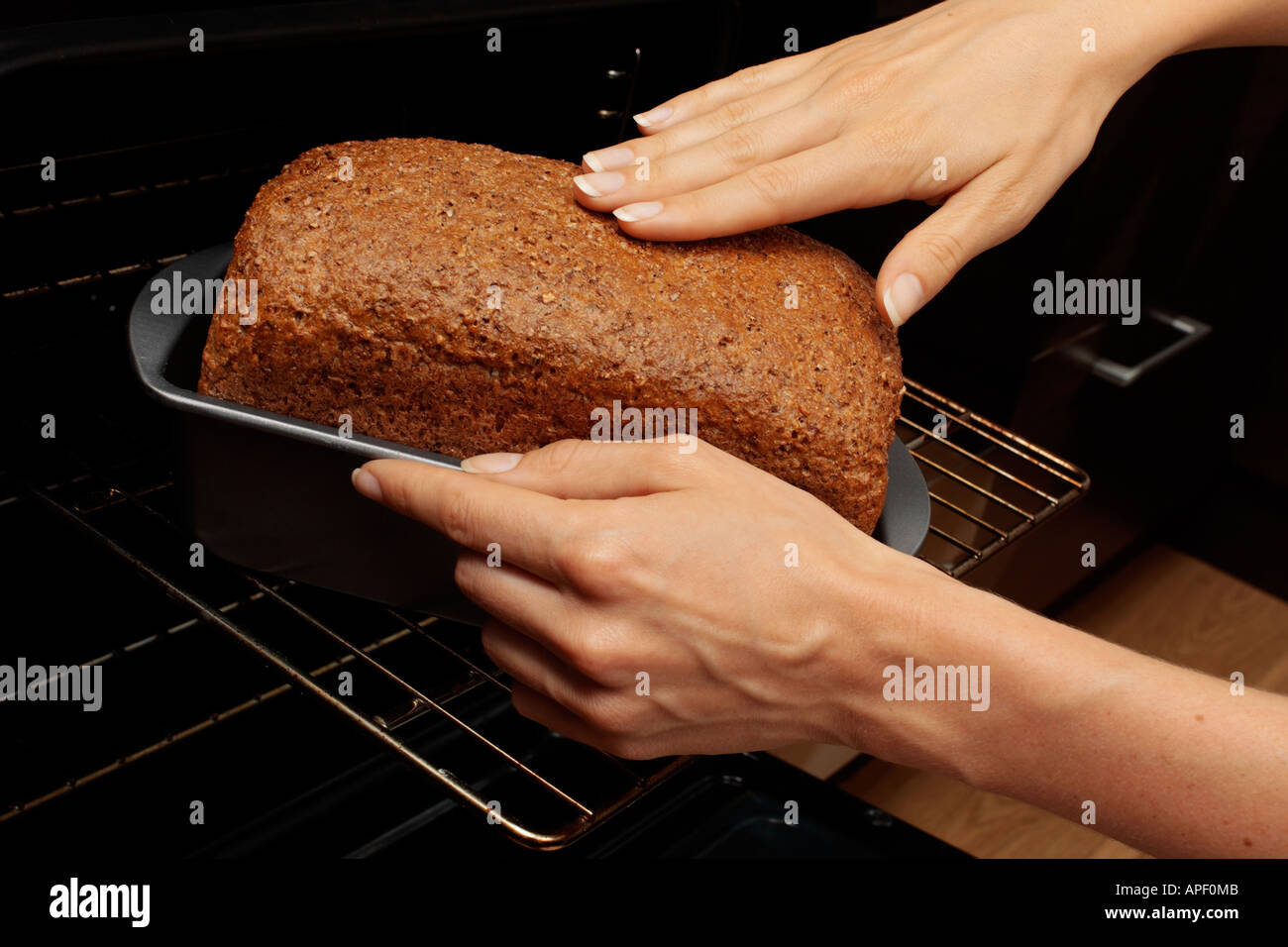 La donna in cucina la cottura del pane Foto Stock