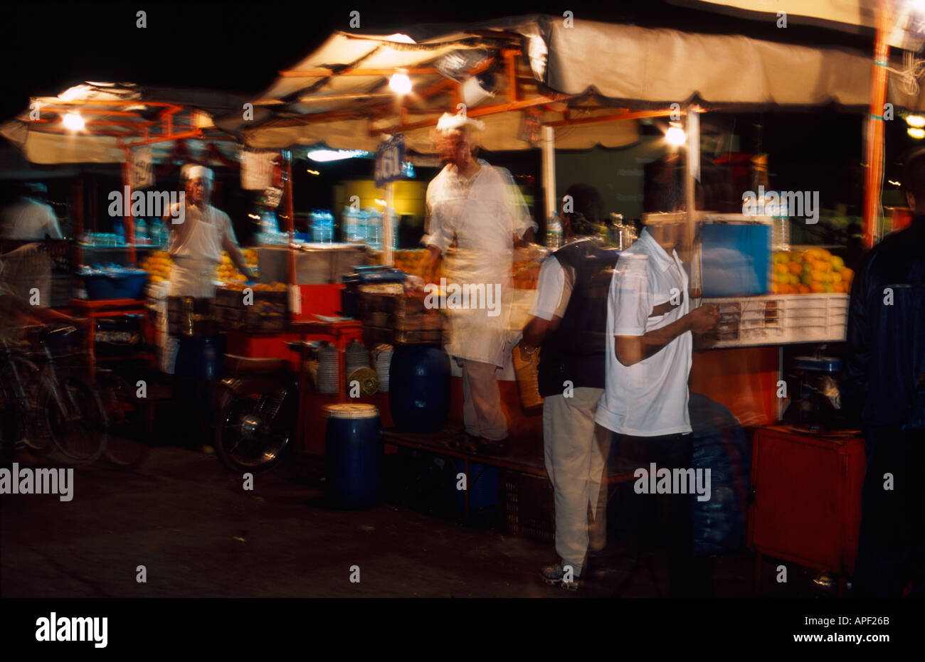 Succo di arancia fornitori Djemaa El Fna piazza del mercato Marrakech marocco Foto Stock
