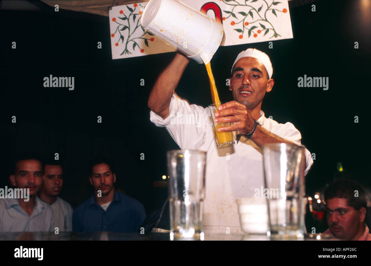 Succo di arancia in stallo Djemaa El Fna piazza del mercato centrale Marrakech marocco Foto Stock