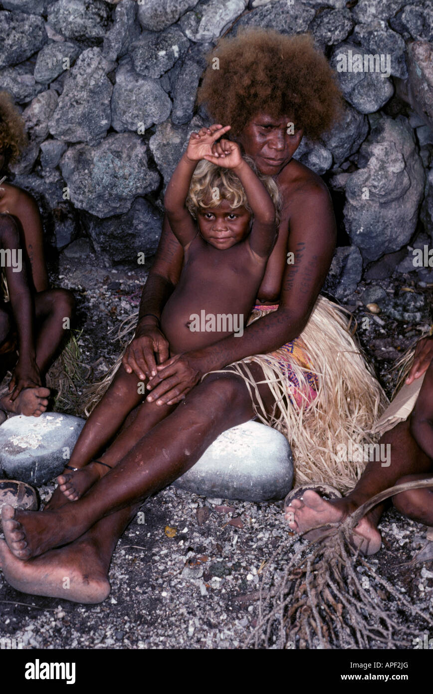 Sud Pacifico, Melanesia Bismark arcipelago, Isole Salomone, Laulasi. Locali di donna e bambino. Foto Stock