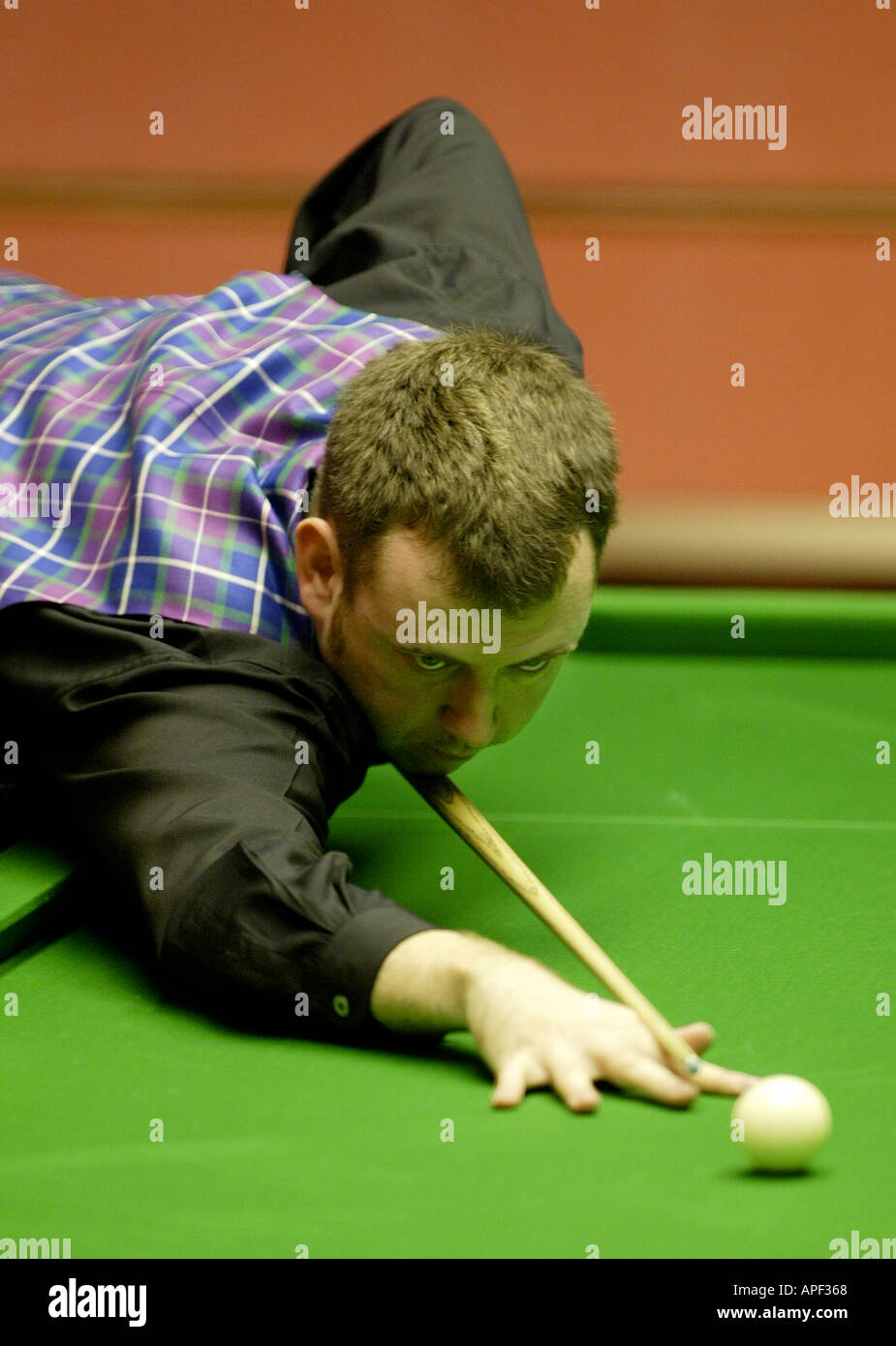 Mark Williams giocando nel 2004 World Snooker Championships al Crucible Theatre di Sheffield Foto Stock