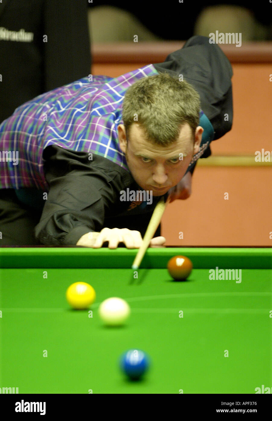 Mark Williams giocando nel 2004 World Snooker Championships al Crucible Theatre di Sheffield Foto Stock