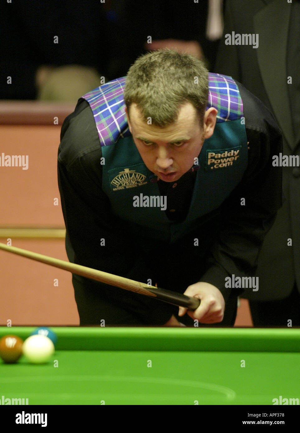 Mark Williams giocando nel 2004 World Snooker Championships al Crucible Theatre di Sheffield Foto Stock