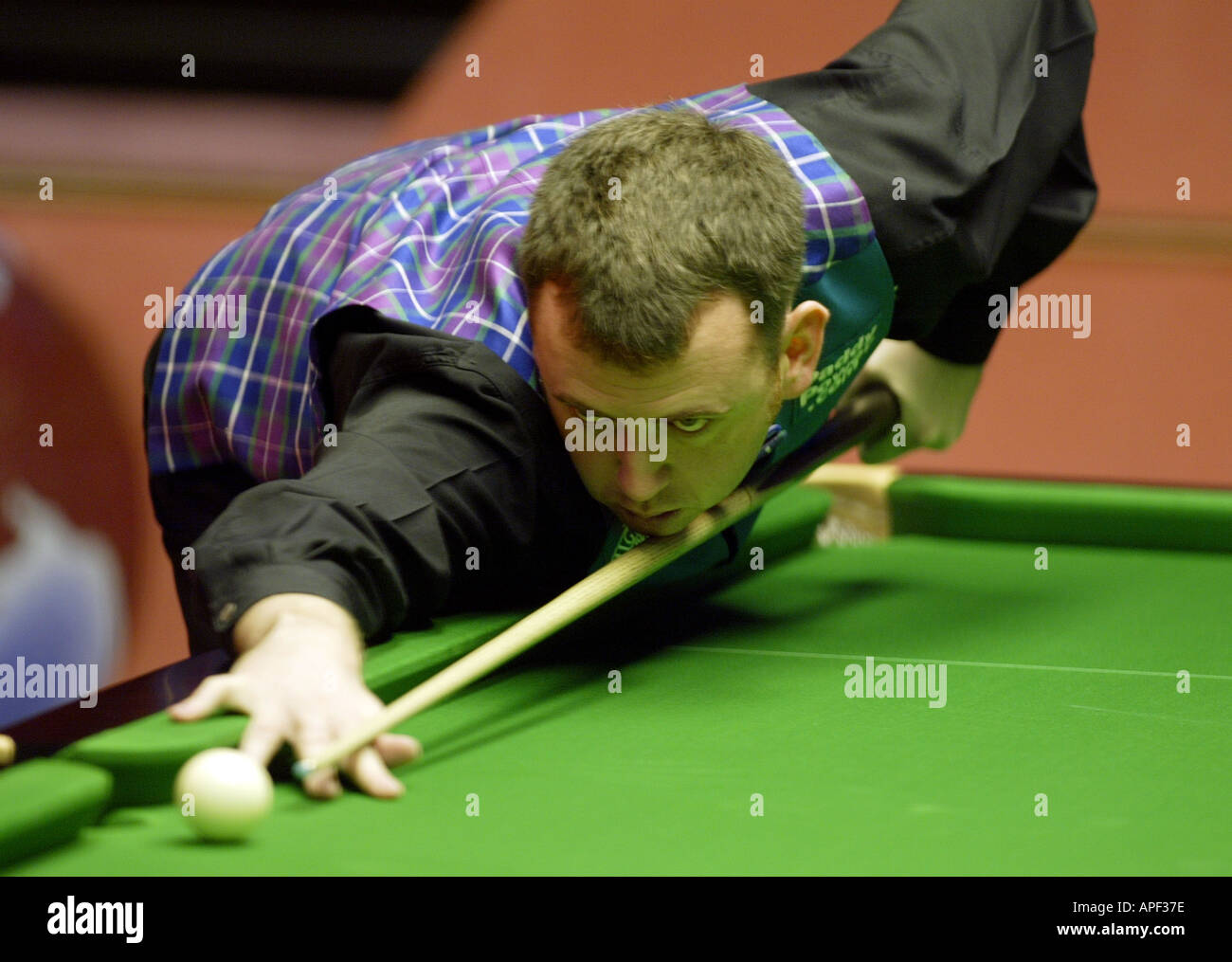 Mark Williams giocando nel 2004 World Snooker Championships al Crucible Theatre di Sheffield Foto Stock