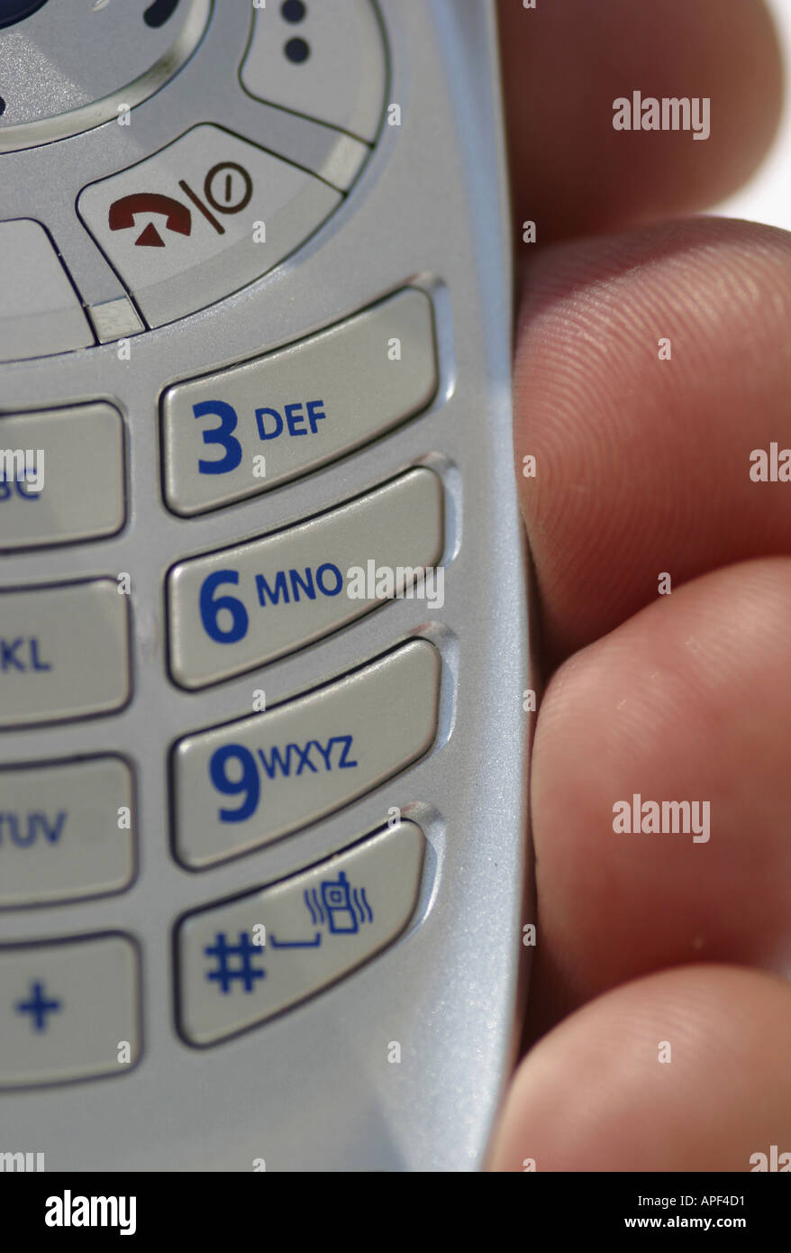 Vecchio telefono cellulare tastiera a contatto delle dita Foto Stock
