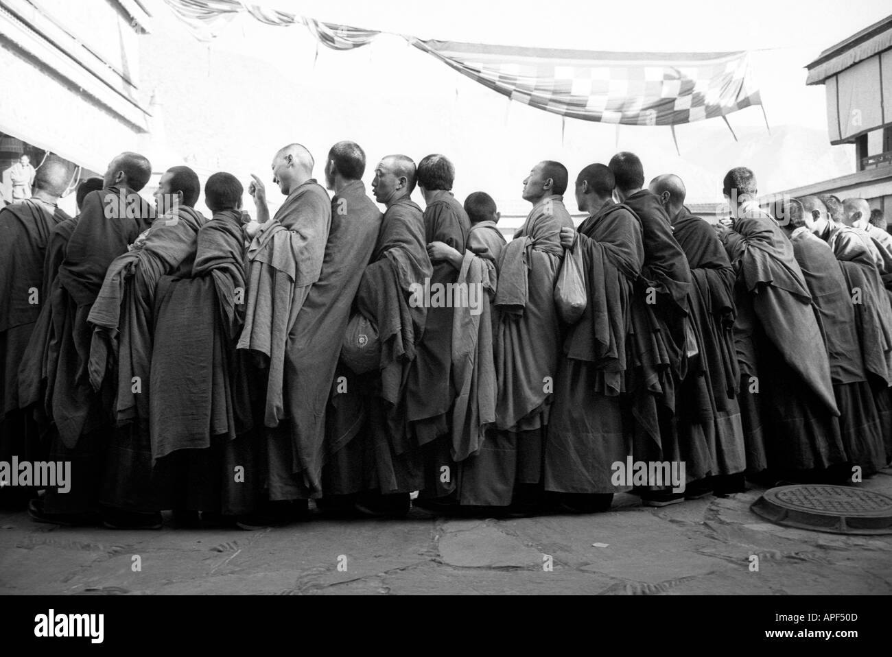 Monaci tibetani della setta del cappello giallo nel monastero di Labrang, Xiahe, provincia di Gansu, Repubblica Popolare Cinese Foto Stock