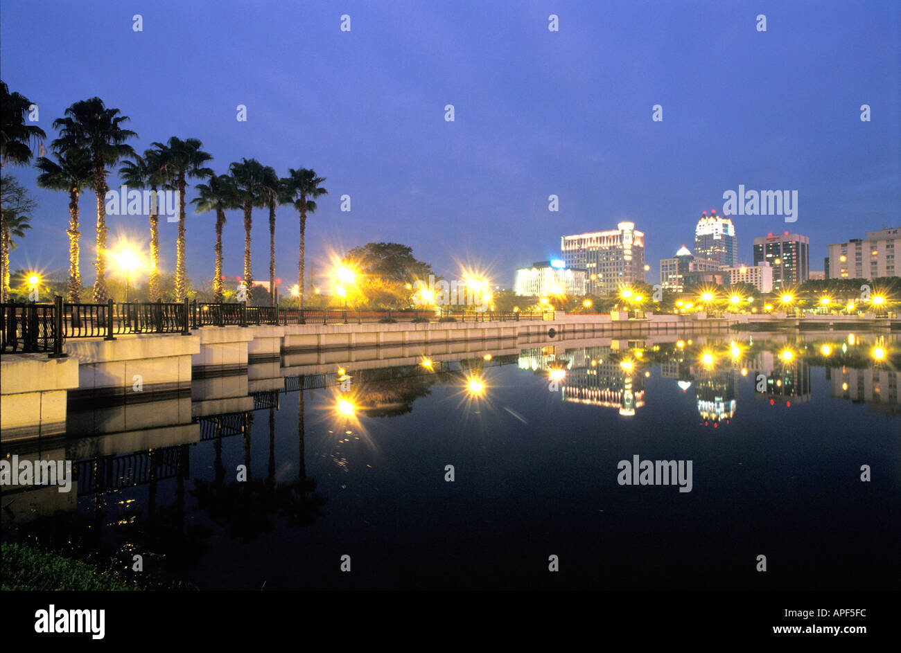Il centro di Orlando in Florida si riflette nel lago all'alba Foto Stock