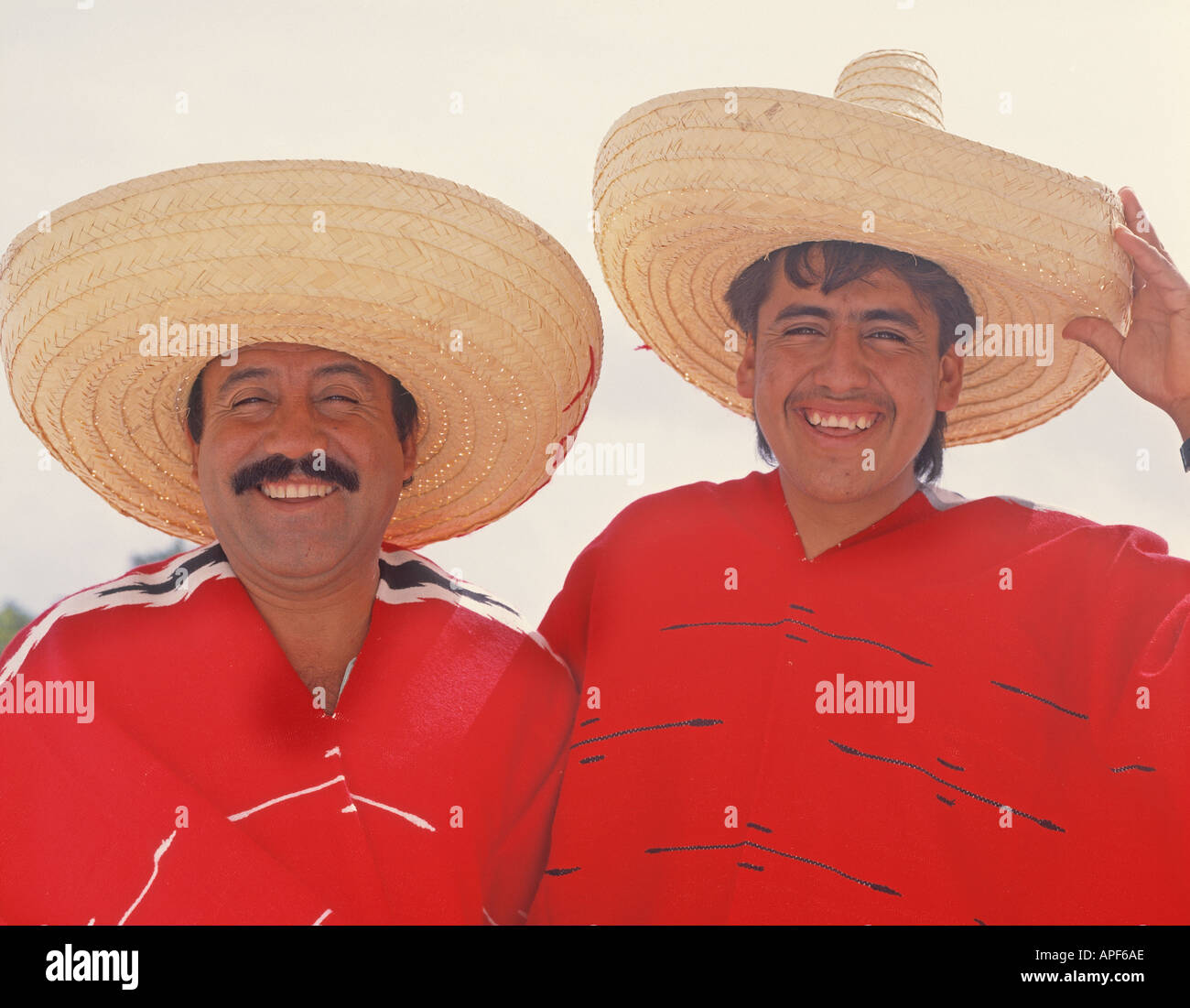 Il Messico due ridere gli uomini messicani indossando tipici sombreros di paglia Foto Stock